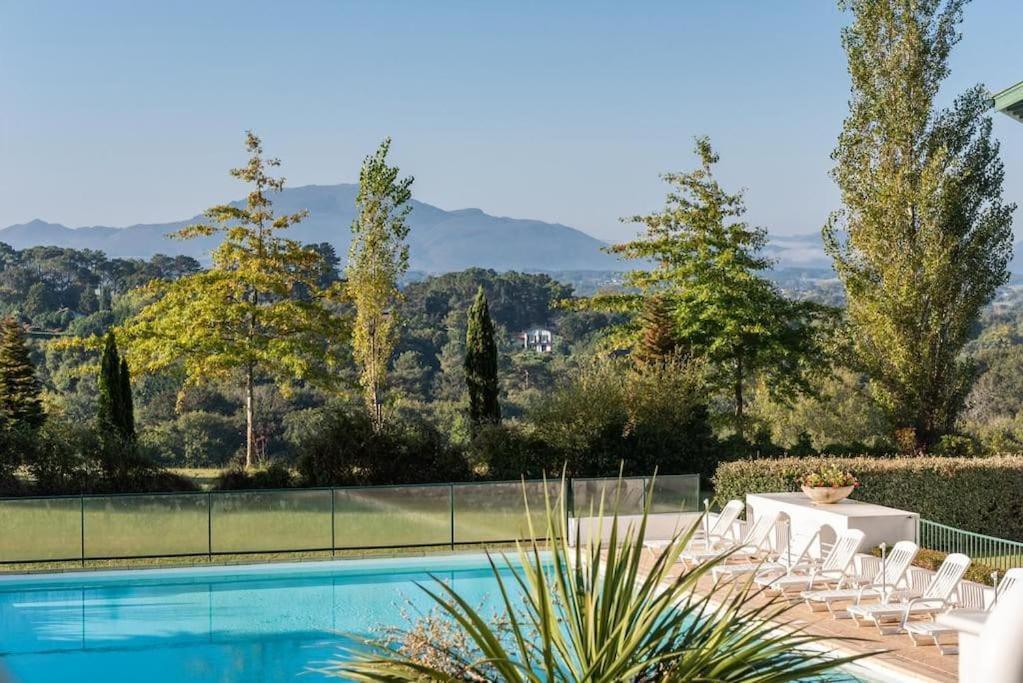 T1 Bis Avec Piscine Vue Golf Et Montagnes Apartment Arcangues Luaran gambar
