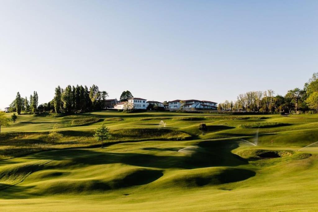 T1 Bis Avec Piscine Vue Golf Et Montagnes Apartment Arcangues Luaran gambar